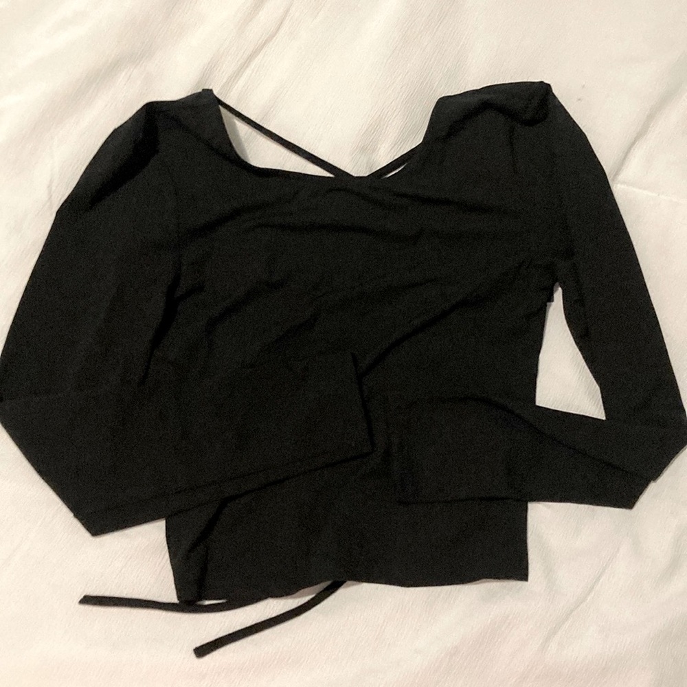 Cutout black top! Super cute!! 👚
